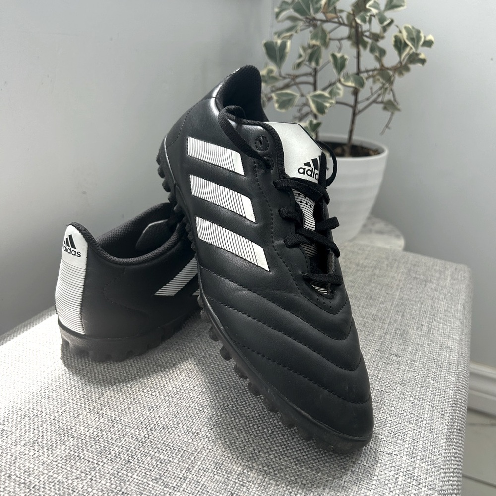 adidas mens black an white Predator Freak.4 Sala indoor soccer shoes 6 M EUC